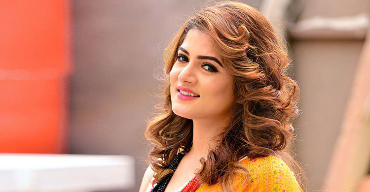 অবশেষে ঢাকায় এলেন শ্রাবন্তী