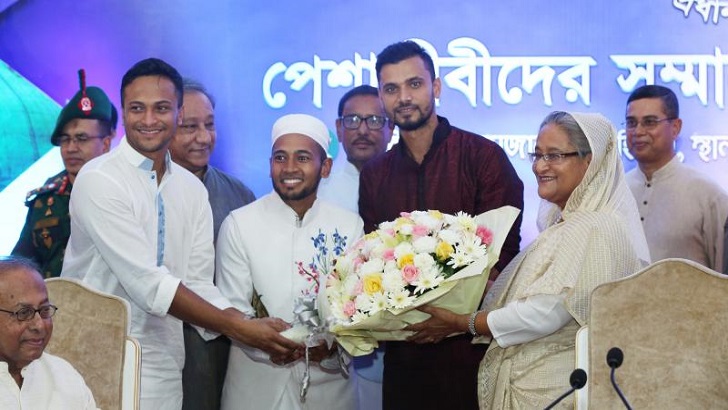 দুপুরে প্রধানমন্ত্রীর সঙ্গে সাক্ষাৎ করতে যাচ্ছেন মাশরাফিরা
