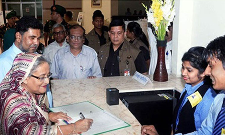 সাধারণ রোগীর মত টিকিট কেটে চিকিৎসাসেবা নিলেন প্রধানমন্ত্রী