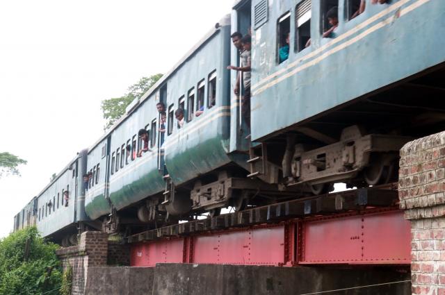 রেলের সেতুতে বাঁশ