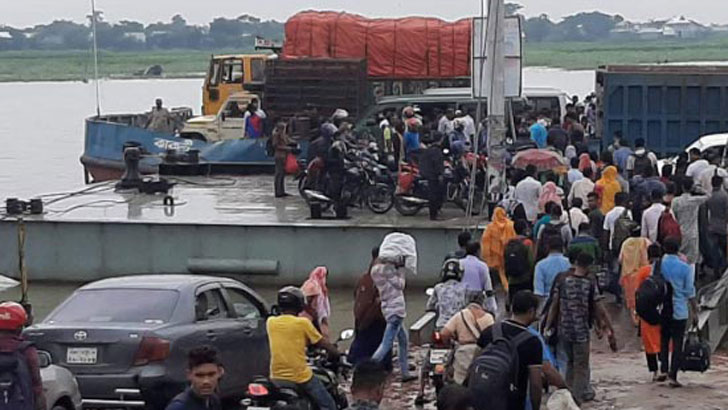 রাজধানীতে ফিরছে মানুষ, নৌপথে উপচে পড়া ভিড়