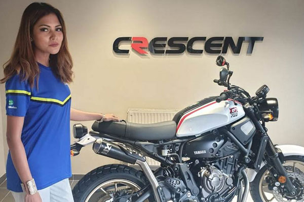 লন্ডনে ইয়ামাহার শো-রুম পরিদর্শনে পিয়া