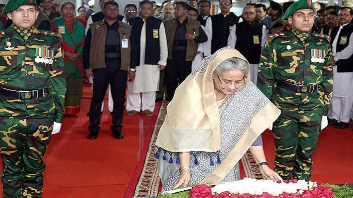 আ’লীগের প্রতিষ্ঠাবার্ষিকীতে বঙ্গবন্ধুর প্রতিকৃতিতে প্রধানমন্ত্রীর শ্রদ্ধা