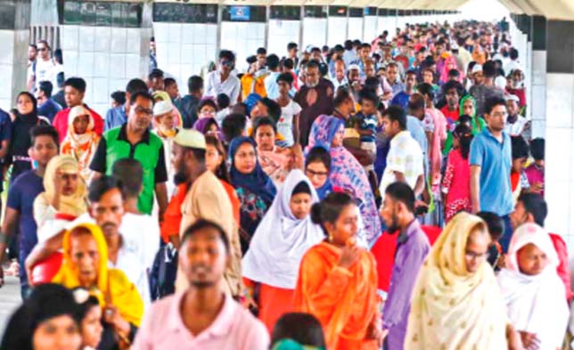 ঘরে ফেরা মানুষের ভিড় সড়ক, রেল ও নৌ টার্মিনালে