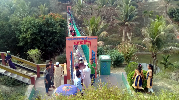দর্শনার্থীদের ভিড় পর্যটন কেন্দ্রে