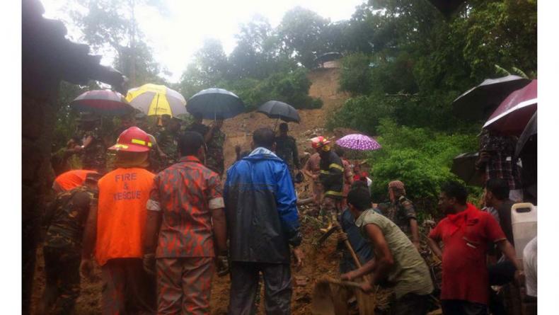 সমুদ্রবন্দরে সতর্কতা বহাল, পাহাড়ে ভূমিধসের শঙ্কা