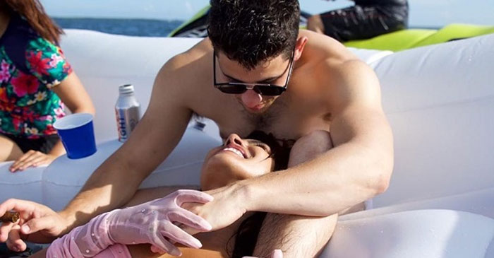 নিক-প্রিয়াঙ্কার সুপার হট ছবি ভাইরাল!