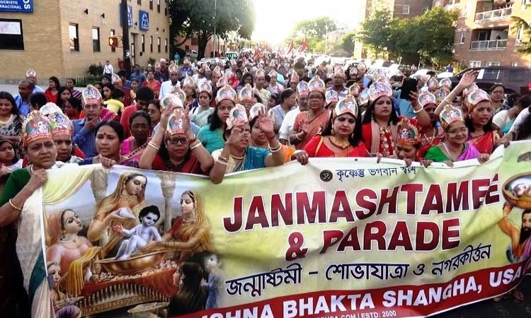 নিউইয়র্কে জন্মাষ্টমী উদযাপন বিশেষ প্রতিনিধি, যুক্তরাষ্ট্র ১৬:০১, ২৭ আগস্ট, ২০১৯ Save Share 1 নিউইয়র্কে জন্মাষ্টমী উদযাপন নিউইয়র্কে জন্মাষ্টমী উদযাপন। ছবি: ইত্তেফাক বর্ণিল আয়োজনে নিউইয়র্কের সনাতন ধর্মাবলম্বীরা উদযাপন করলো শ্রীকৃষ্ণের জন্মতিথি শুভ জন্মাষ্টমী। এ উপলক্ষে স্থানীয় সময় শনি ও রবিবার নিউইয়র্কের ব্রুকলিন, ব্রঙ্কস, জ্যামাইকা, উডসাইড ও জ্যাকসন হাইটসের বিভিন্ন মন্দিরে প্রবাসী বাংলাদেশি হিন্দু সম্প্রদায় আড়ম্বরপূর্ণভাবে উদযাপন করে শুভ জন্মাষ্টমী। শ্রীকৃষ্ণ ভক্ত সংঘ ইউএসএ-এর আয়োজনে শ্রীকৃষ্ণের জন্মতিথি শুভ জন্মাষ্টমী মহোৎসব অনুষ্ঠিত হয়। রবিবার উডসাইডের দিব্যধাম সেবাশ্রম মন্দিরে সকাল থেকেই এ উপলক্ষে ছিলো নানা আয়োজন। এরমধ্যে ছিলো গীতা পাঠ, অষ্টোত্তর শতনাম, গীতিআলেখ্য, শিশু কিশোরদের অনুষ্ঠানসহ ভক্তিমূলক গান। আলোচনা পর্বে বক্তারা বলেন, শাস্ত্র মতে রোহিনী নক্ষত্রে জন্ম হয়েছিল শ্রীকৃষ্ণের। যিনি দুষ্টের দমন, আর শিষ্টের পালনের মন্ত্রে দীক্ষিত করেছেন অগণিত ভক্তকে। হিন্দু পুরাণ মতে, অত্যাচারী ও দুর্জনের বিরুদ্ধে সাধুজনের অধিকার প্রতিষ্ঠার লক্ষ্যে জন্ম নেন বিষ্ণুর অবতার ভগবান শ্রীকৃষ্ণ। শিষ্টের পালন ও দুষ্টের দমনে ব্রতী হয়ে আসুরীক শক্তিকে বিনাশ করেন ভগবান শ্রীকৃষ্ণ। সত্য ও ন্যায় প্রতিষ্ঠার ক্ষেত্রে শ্রীকৃষ্ণ এক উজ্জল দৃষ্টান্ত। বক্তারা আরও উল্লেখ করেন, সমাজ থেকে অন্যায়-অত্যাচার, নিপীড়ন আর হানাহানি দূর হোক। ধর্ম, বর্ণ, জাতি, দেশ নির্বিশেষে ভালোবাসা ও সম্প্রীতির বন্ধন গড়ে উঠুক বিশ্বময়। উপস্থিত ছিলেন সুশীল সাহা, অধ্যক্ষ নবেন্দু দত্ত, সাংবাদিক কলামিস্ট শীতাংশু গুহ, বিজয় কৃষ্ণ ভৈামিক, প্রকৌশলী রণজিৎ রায়, সবিতা দাস, প্রণব চক্রবর্ত্তী, উইলী নন্দী প্রমুখ। আরও পড়ুন: ব্রাহ্মণবাড়িয়ায় কলেজ ছাত্র হত্যা মামলায় ৪ জনের যাবজ্জীবন দিনব্যাপী অনুষ্ঠানমালার শেষ অংশে ছিল বর্ণাঢ্য শোভাযাত্রা ও নগরকীর্ত্তন। এদিন শোভাযাত্রাটি উডসাইডের ৫৭ স্ট্রিট মন্দির প্রাঙ্গন থেকে শুরু হয়ে জ্যাকসন হাইটসের বিভিন্ন সড়ক প্রদক্ষিণ করে। এতে প্রায় পাঁচ শতাধিক প্রবাসী বাংলাদেশী হিন্দু নারী পুরুষ ও শিশুরা অংশ নেন