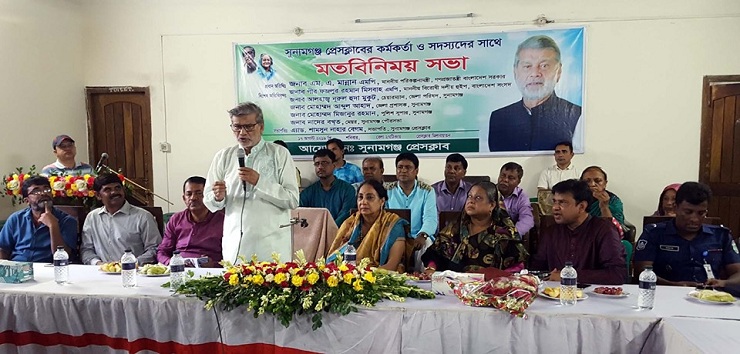 ‘সাংবাদিকদের সুবিধা বাড়ানোর চিন্তা করছে সরকার’