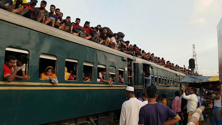 ট্রেনের ছাদে উঠলে কারাদণ্ড