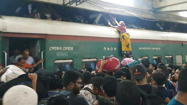 কমলাপুরে ঘরমুখো যাত্রীদের উপচেপড়া ভিড়, ট্রেনের শিডিউল বিপর্যয়