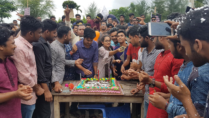 আন্দোলনের মধ্যে বশেমুরবিপ্রবিতে শেখ হাসিনার জন্মদিন পালিত