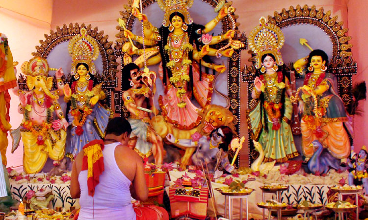 আজ শুভবিজয়া, বিদায়ের সুর মণ্ডপে মণ্ডপে