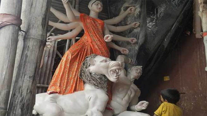 ৬০ বছর ধরে যে দুর্গাপূজার আয়োজক মুসলমানরা