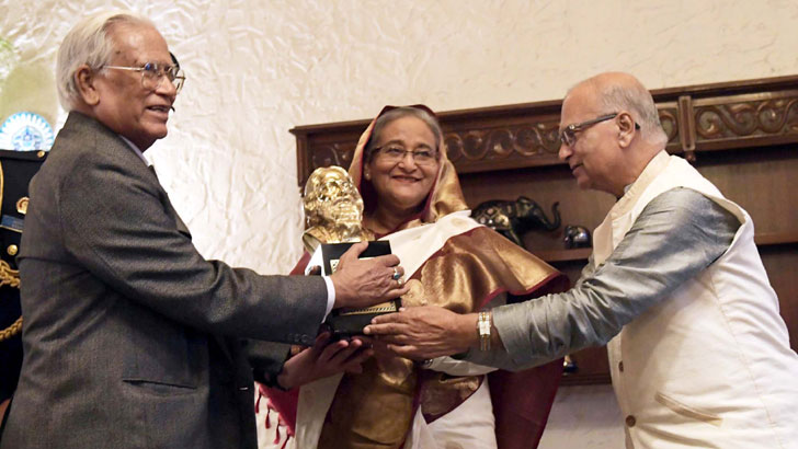 ঠাকুর শান্তি পুরস্কার পেলেন শেখ হাসিনা